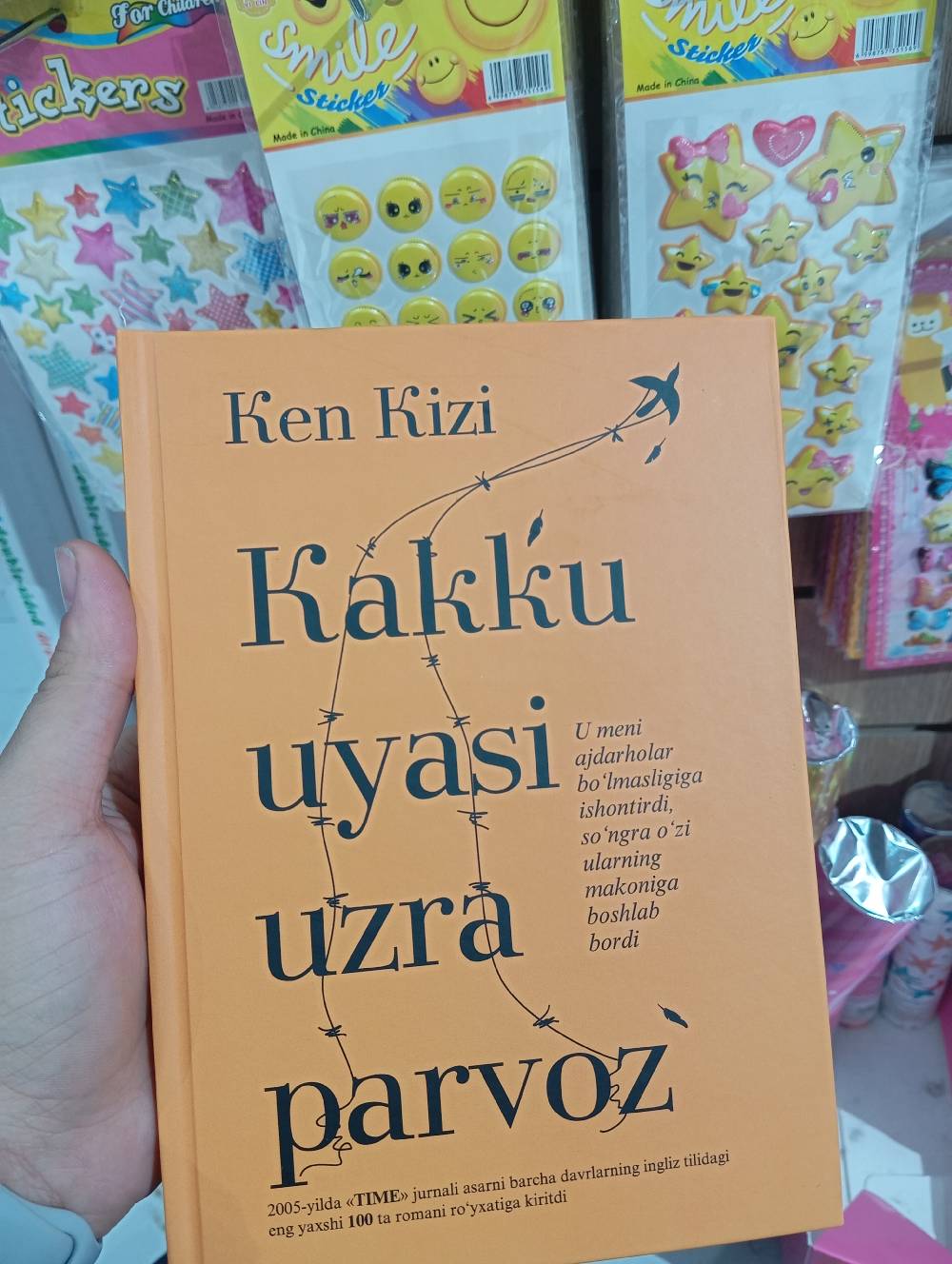 Kakku uyasi uzra parvoz